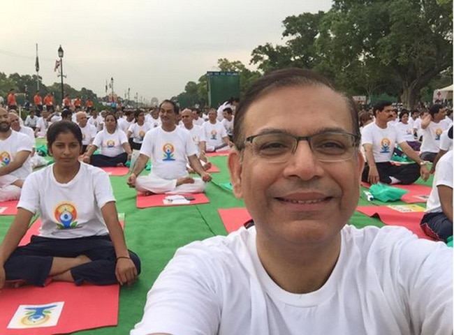 योग दिवस: राजनेताओं पर भी चढ़ा योग का रंग