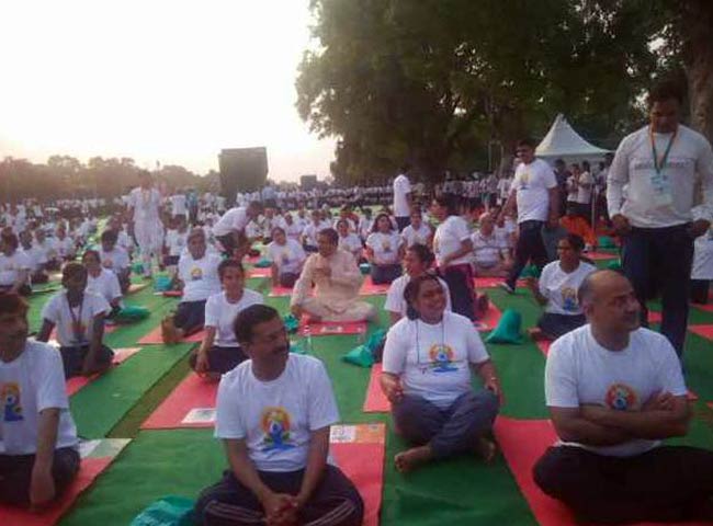 योग दिवस: राजनेताओं पर भी चढ़ा योग का रंग