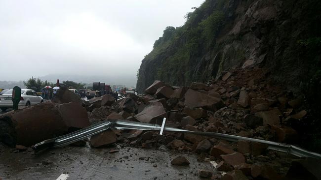 मुंबई- पुणे हाईवे पर भूस्खलन, ट्रैफिक हुआ सुस्त