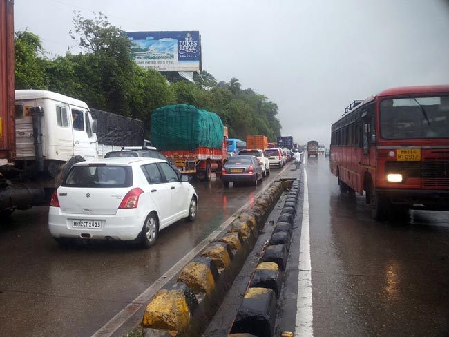 मुंबई- पुणे हाईवे पर भूस्खलन, ट्रैफिक हुआ सुस्त