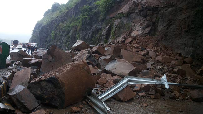 मुंबई- पुणे हाईवे पर भूस्खलन, ट्रैफिक हुआ सुस्त