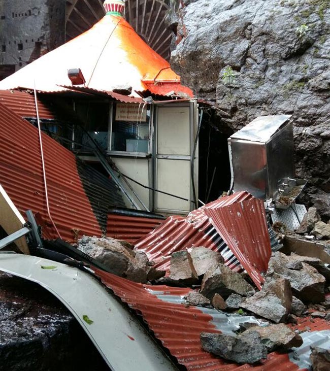 मुंबई- पुणे हाईवे पर भूस्खलन, ट्रैफिक हुआ सुस्त