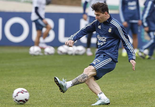 फुटबॉल के जादूगर लियोनेल मेसी को हैप्पी बर्थडे