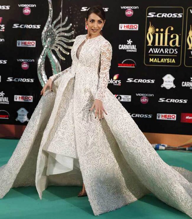 IIFA 2015 : ग्रीन कार्पेट पर दिखे फिफ्टी शेड्स ऑफ रेड, व्हाइट एंड ब्लैक