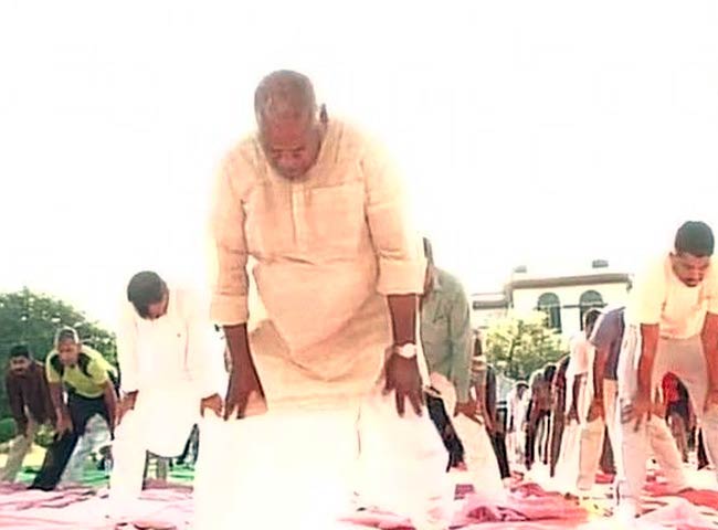 योग दिवस: राजनेताओं पर भी चढ़ा योग का रंग
