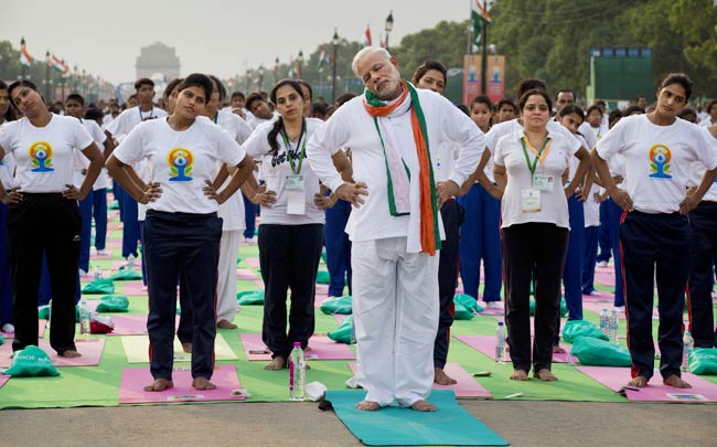 #NaMoAasana: PM मोदी ने कुछ यूं किया राजपथ पर योगासन