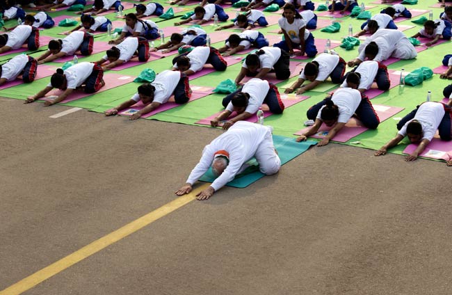 #NaMoAasana: PM मोदी ने कुछ यूं किया राजपथ पर योगासन