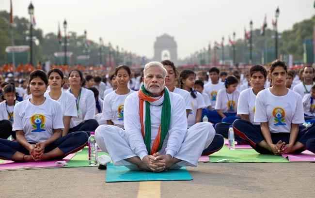 #NaMoAasana: PM मोदी ने कुछ यूं किया राजपथ पर योगासन