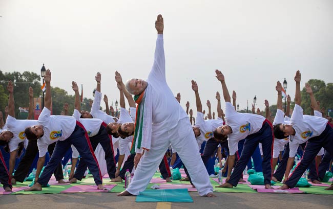 #NaMoAasana: PM मोदी ने कुछ यूं किया राजपथ पर योगासन