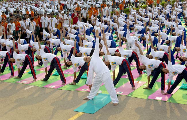 #NaMoAasana: PM मोदी ने कुछ यूं किया राजपथ पर योगासन