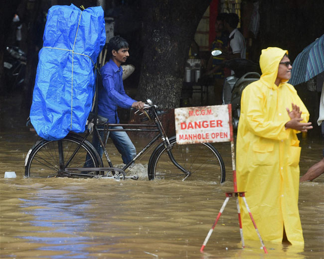 मुंबई में आफत की बारिश: स्कूल बंद, लोकल की रफ्तार पर ब्रेक