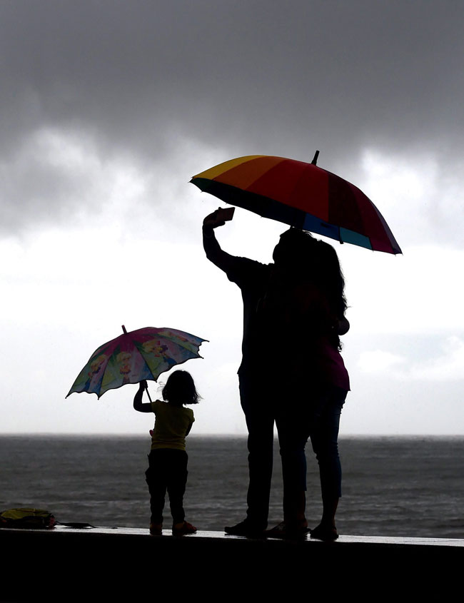 बारिश की 10 तस्वीरें जिसने मुंबई को पानी-पानी कर दिया