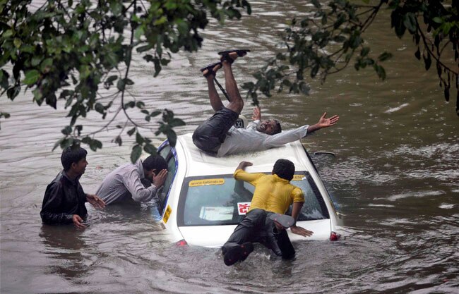 बारिश की 10 तस्वीरें जिसने मुंबई को पानी-पानी कर दिया