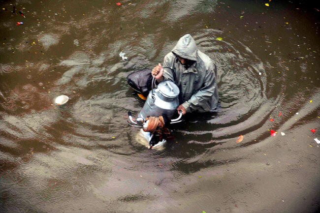 बारिश की 10 तस्वीरें जिसने मुंबई को पानी-पानी कर दिया