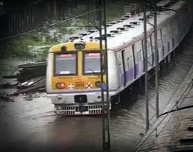 बारिश की 10 तस्वीरें जिसने मुंबई को पानी-पानी कर दिया