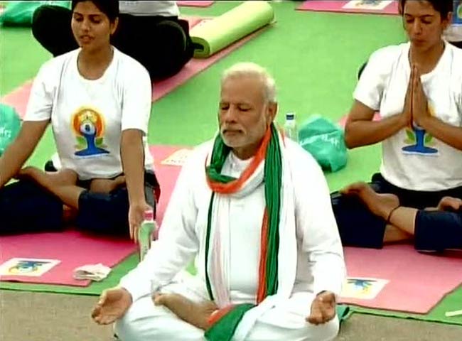 योग दिवस: राजनेताओं पर भी चढ़ा योग का रंग