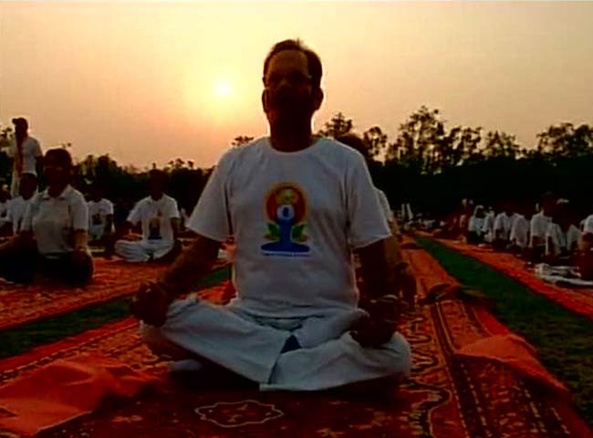 योग दिवस: राजनेताओं पर भी चढ़ा योग का रंग
