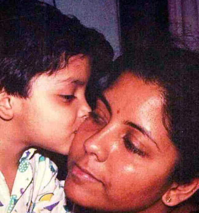 #SelfieWithDaughter पर दुनियाभर के लोग शेयर कर रहे तस्वीर