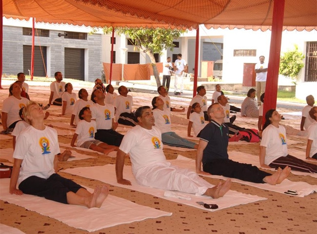 योग दिवस पर दुनिया में ऐसे बिखरी योग की छटा