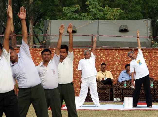 योग दिवस: राजनेताओं पर भी चढ़ा योग का रंग