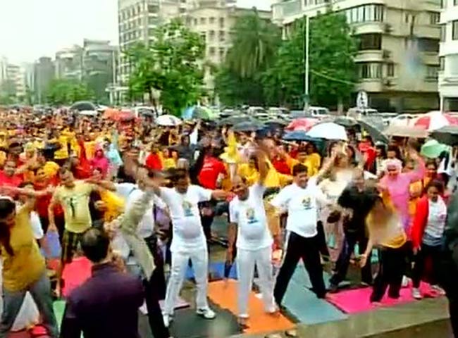 योग दिवस: राजनेताओं पर भी चढ़ा योग का रंग