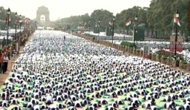 योग के रंग में रंगा राजपथ, 35 हजार लोगों ने किया योगाभ्यास