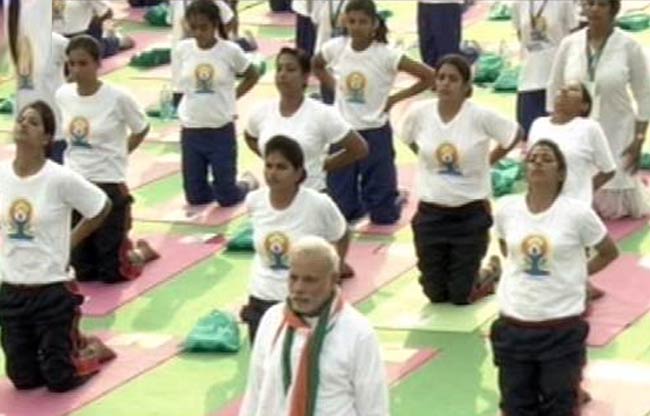 योग के रंग में रंगा राजपथ, 35 हजार लोगों ने किया योगाभ्यास