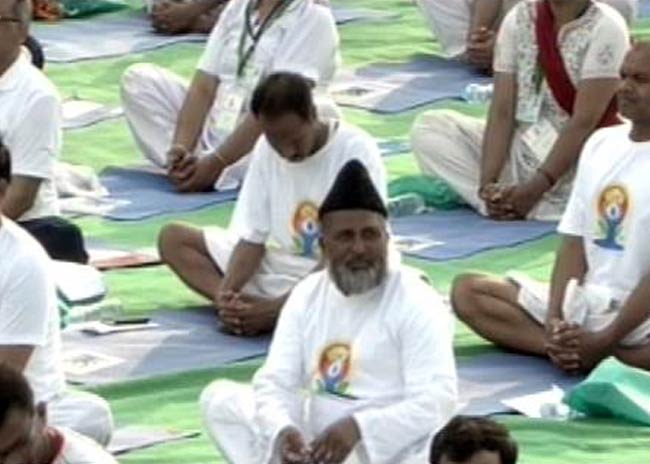 योग के रंग में रंगा राजपथ, 35 हजार लोगों ने किया योगाभ्यास