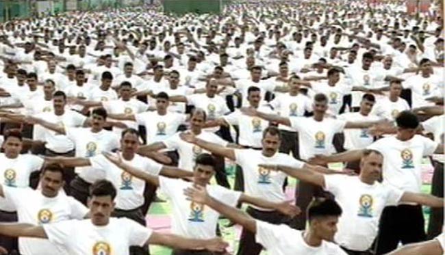 योग के रंग में रंगा राजपथ, 35 हजार लोगों ने किया योगाभ्यास