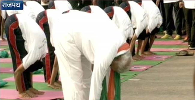 योग के रंग में रंगा राजपथ, 35 हजार लोगों ने किया योगाभ्यास