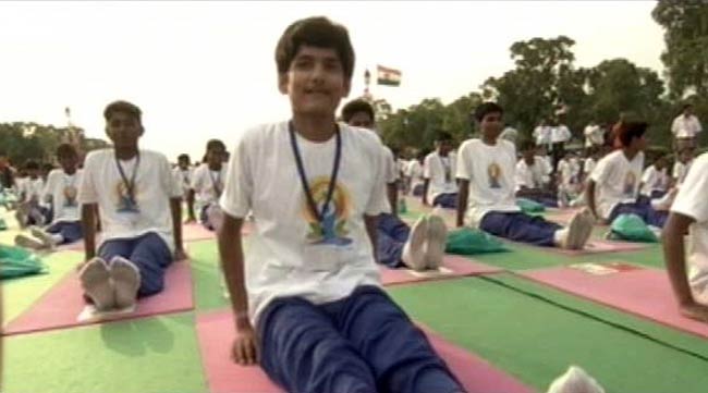 योग के रंग में रंगा राजपथ, 35 हजार लोगों ने किया योगाभ्यास