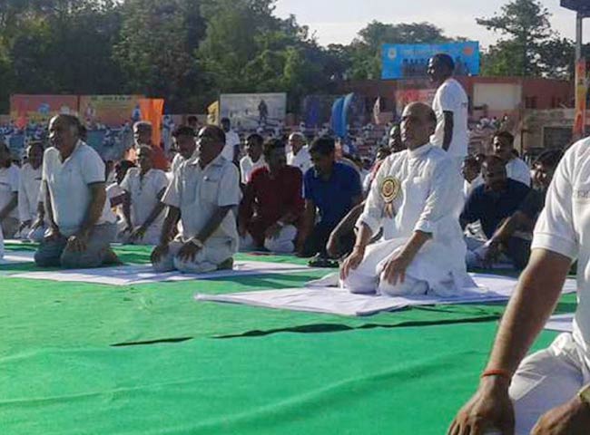 योग दिवस: राजनेताओं पर भी चढ़ा योग का रंग