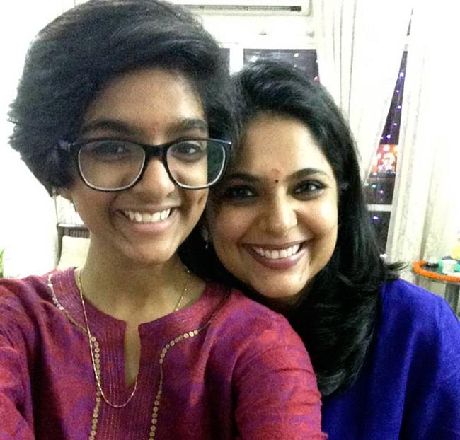 #SelfieWithDaughter पर दुनियाभर के लोग शेयर कर रहे तस्वीर