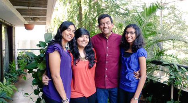 #SelfieWithDaughter पर दुनियाभर के लोग शेयर कर रहे तस्वीर