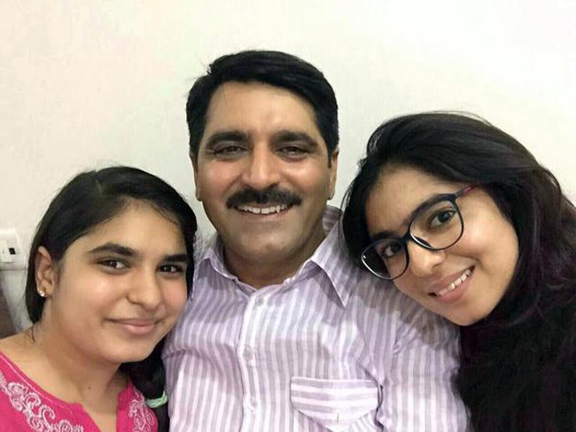 #SelfieWithDaughter पर दुनियाभर के लोग शेयर कर रहे तस्वीर