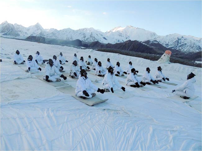 बर्फ से समंदर तक भारतीय सेना ने बिखेरा योग का जादू