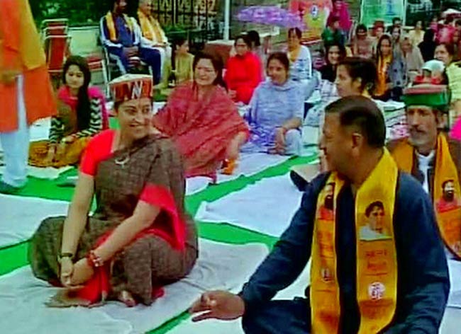 योग दिवस: राजनेताओं पर भी चढ़ा योग का रंग