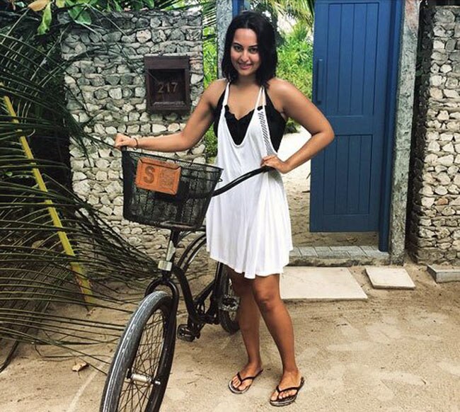 बॉलीवुड में आया छुट्टियों का मौसम, मालदीव पहुंचे सितारे...