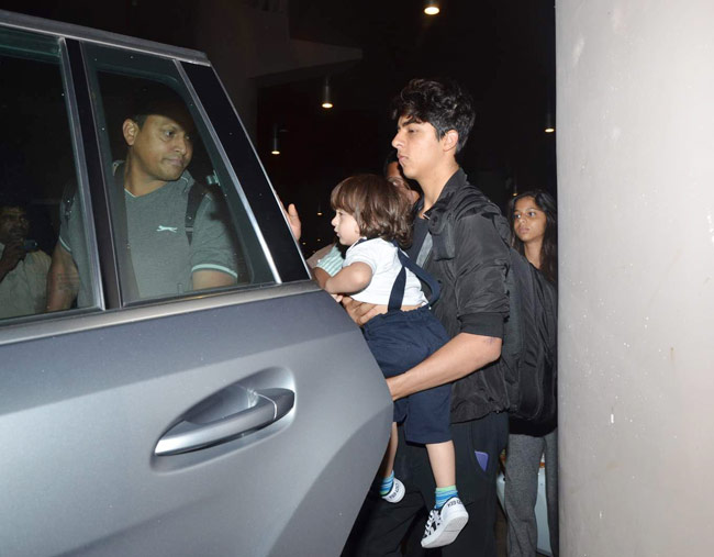शाहरुख के बड़े बेटे आर्यन की गोद में अबराम, तस्वीरें वायरल
