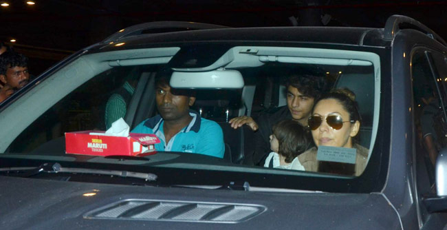 शाहरुख के बड़े बेटे आर्यन की गोद में अबराम, तस्वीरें वायरल