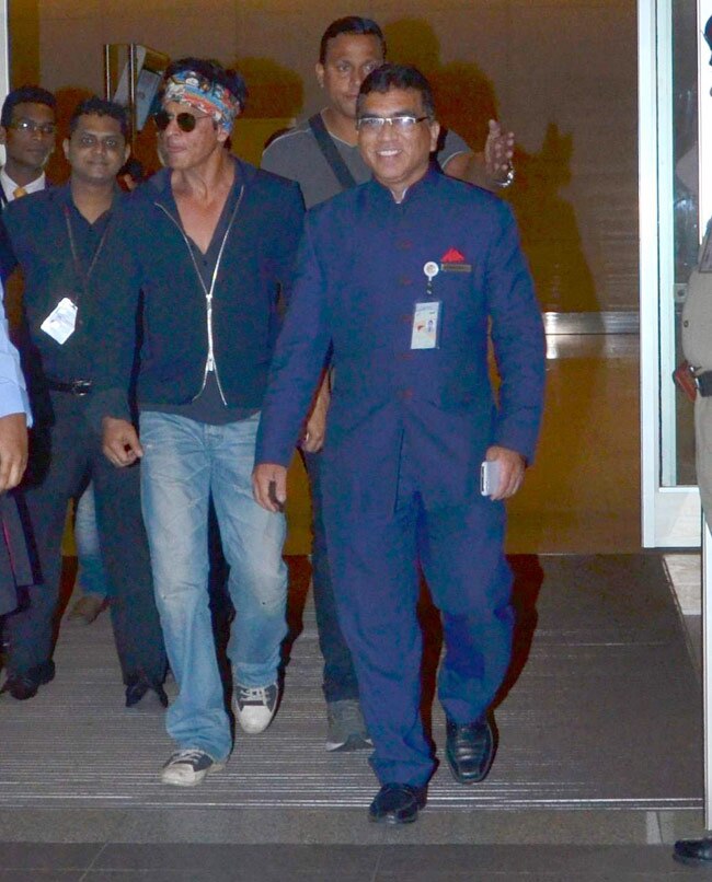 शाहरुख के बड़े बेटे आर्यन की गोद में अबराम, तस्वीरें वायरल