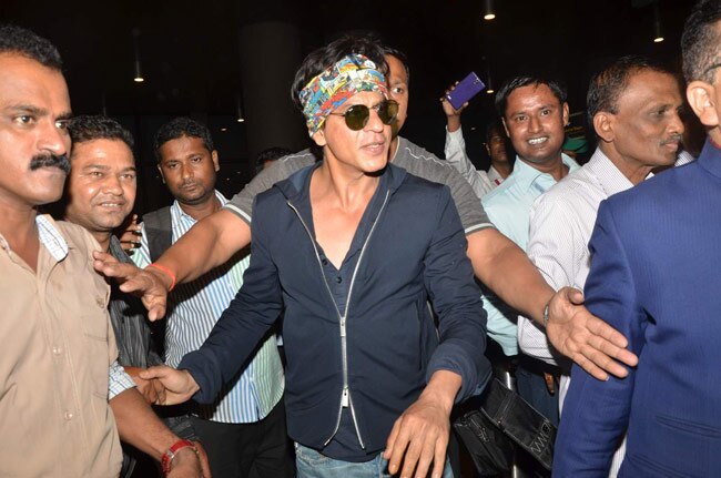 शाहरुख के बड़े बेटे आर्यन की गोद में अबराम, तस्वीरें वायरल