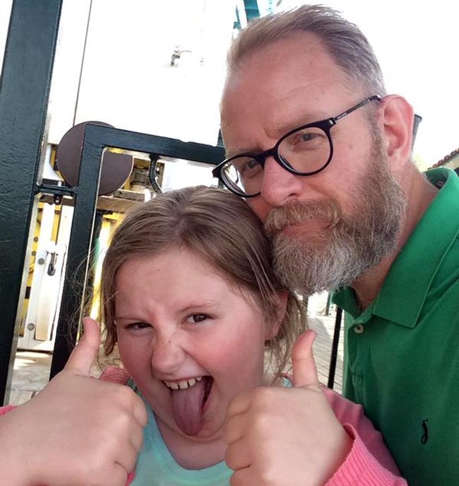 #SelfieWithDaughter पर दुनियाभर के लोग शेयर कर रहे तस्वीर