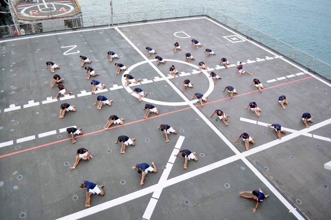 बर्फ से समंदर तक भारतीय सेना ने बिखेरा योग का जादू