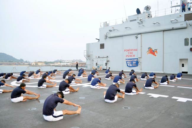 बर्फ से समंदर तक भारतीय सेना ने बिखेरा योग का जादू