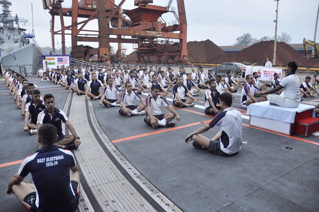 बर्फ से समंदर तक भारतीय सेना ने बिखेरा योग का जादू