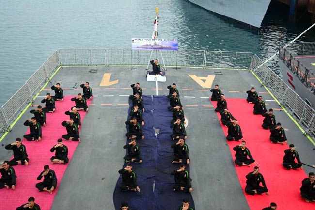 बर्फ से समंदर तक भारतीय सेना ने बिखेरा योग का जादू