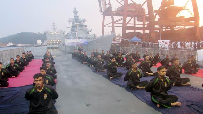 बर्फ से समंदर तक भारतीय सेना ने बिखेरा योग का जादू