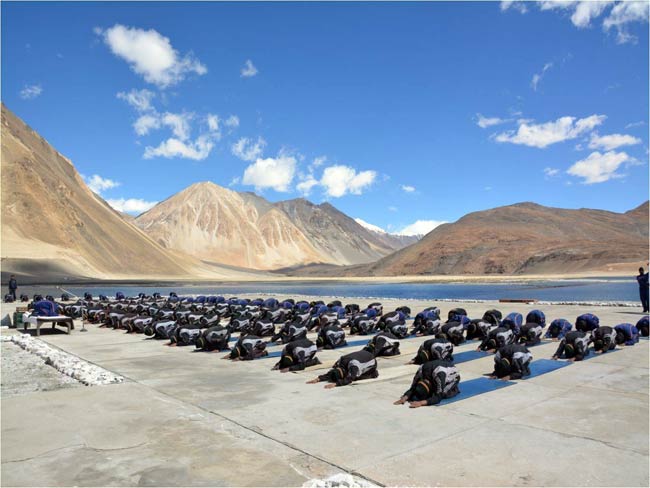बर्फ से समंदर तक भारतीय सेना ने बिखेरा योग का जादू