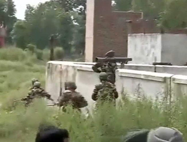 पंजाब के गुरदासपुर में आतंकी हमला, देखें लाइव तस्वीरें...